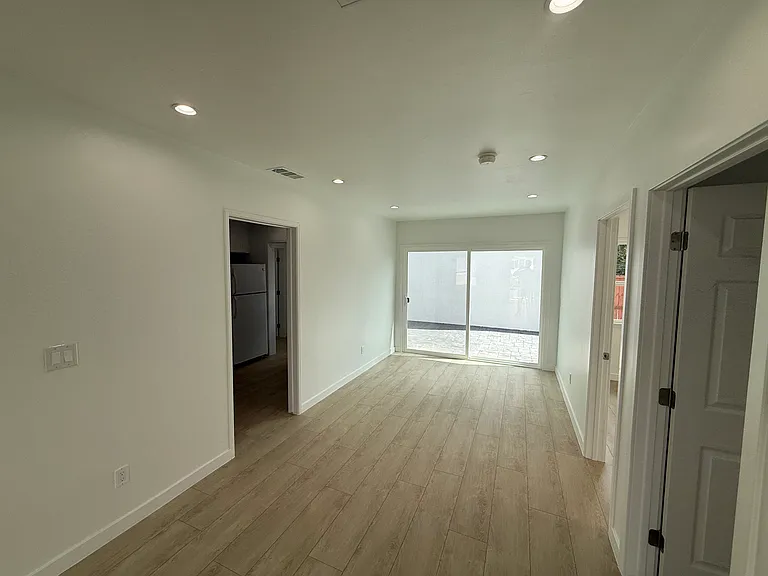 16918 Bassett St — Photo 10