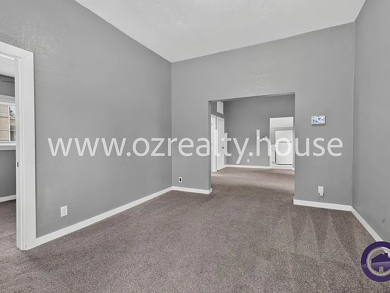 565 Viking St — Photo 3
