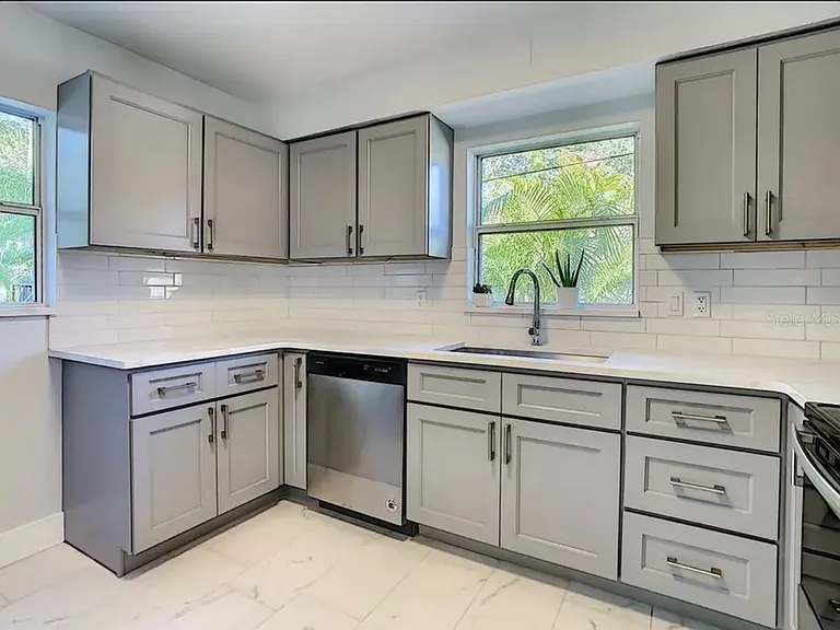 2820 Park St N — Photo 11