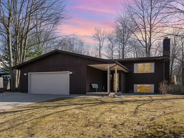 5800 Lantern Ln, Midland, MI 48642