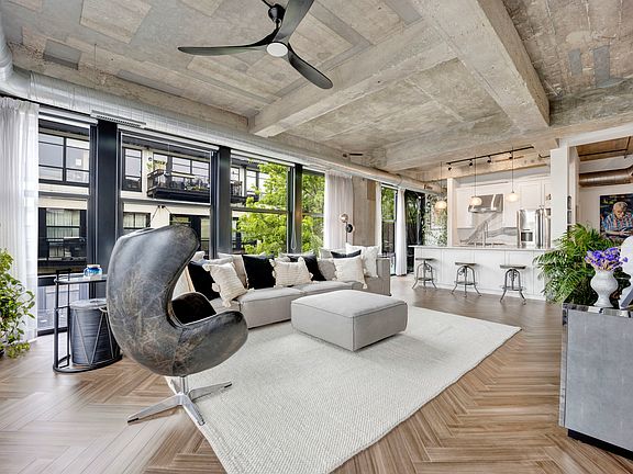 3rd image of 1033 W 14th Pl Unit 337