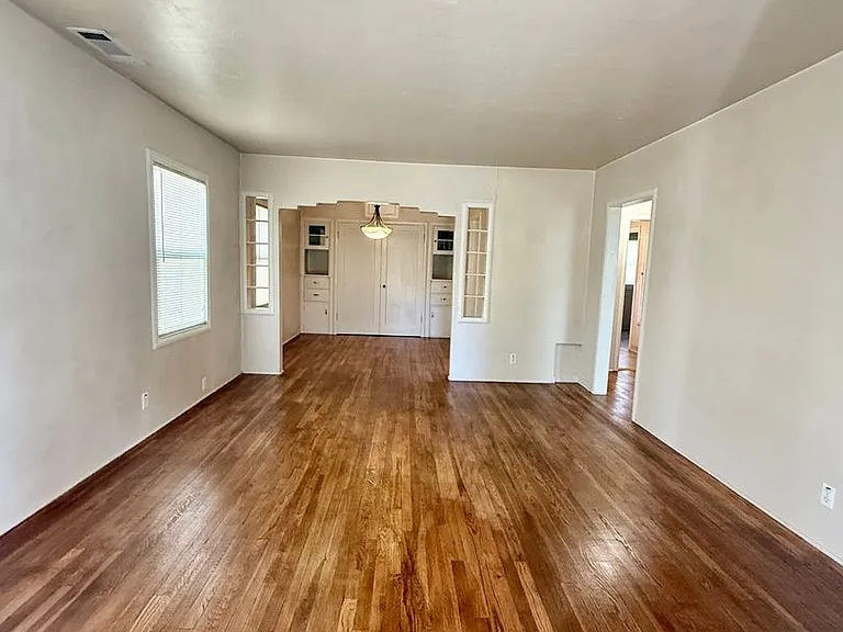 935 W Oak St — Photo 3