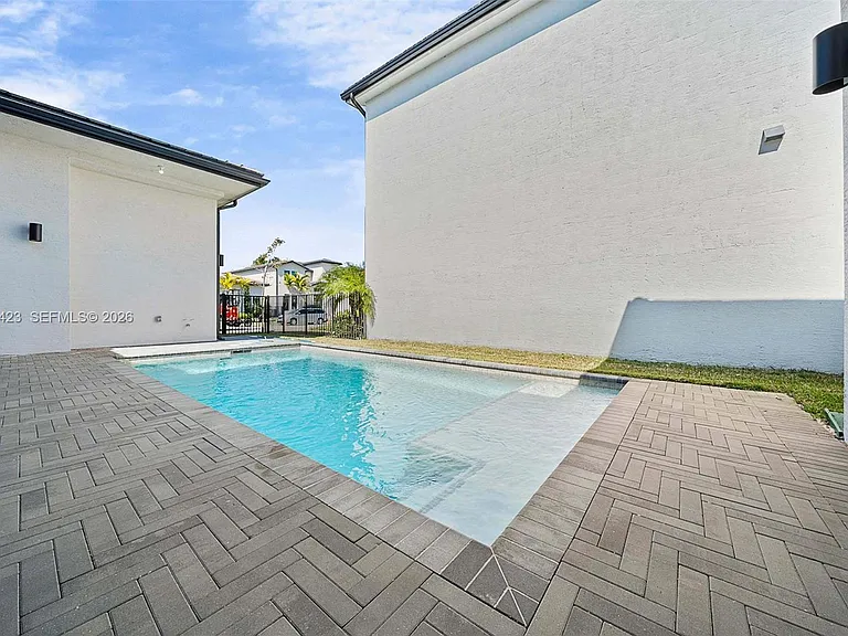 5718 Ashwood Cir W — Photo 38