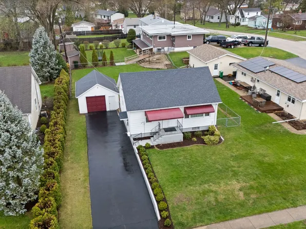 1715 Clay St, Woodstock, IL 60098