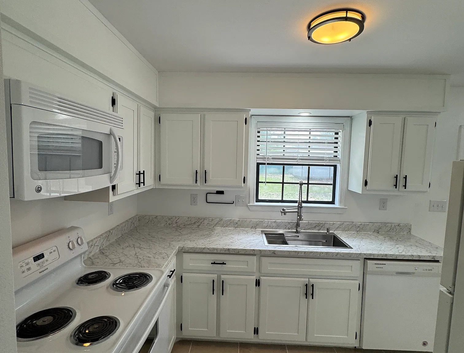 3 bed, 1024 sqft, $1,550 — Photo 3