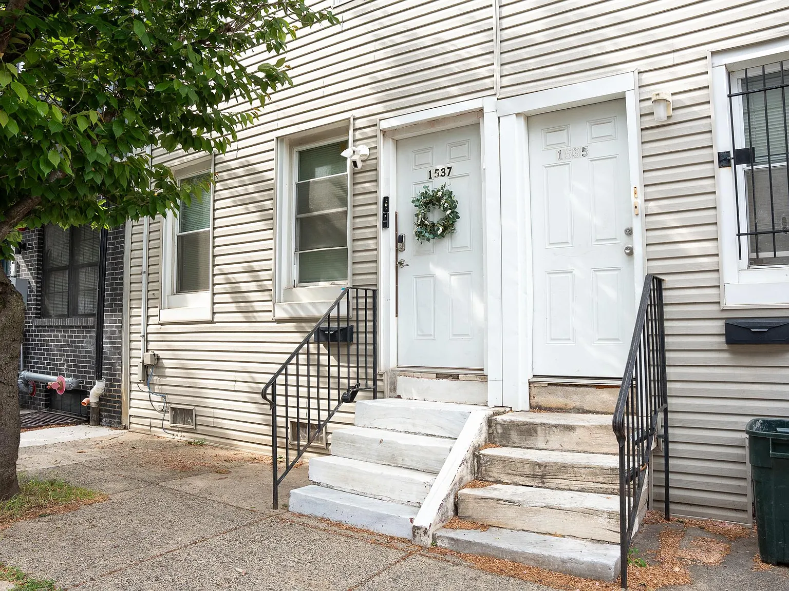 3 bed, 1300 sqft, $1,975 — Photo 2