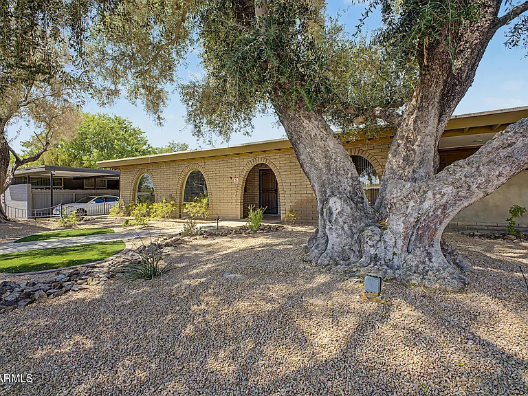 3734 E Montecito Ave — Photo 2