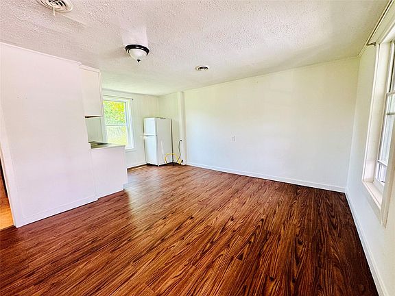 2nd image of 507 Lakeville Rd APT 9