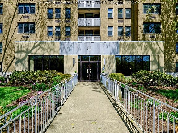 3rd image of 1108 Kanawha Blvd #304