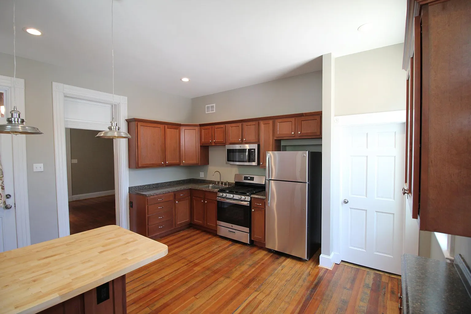 1516 Woodburn Ave photo 1