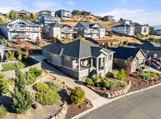 523 W La Strada Cir, Medford, OR 97504