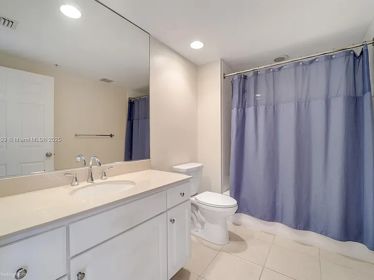 2000 N Bayshore Dr — Photo 5