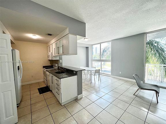3rd image of 275 NE 18th St APT 305