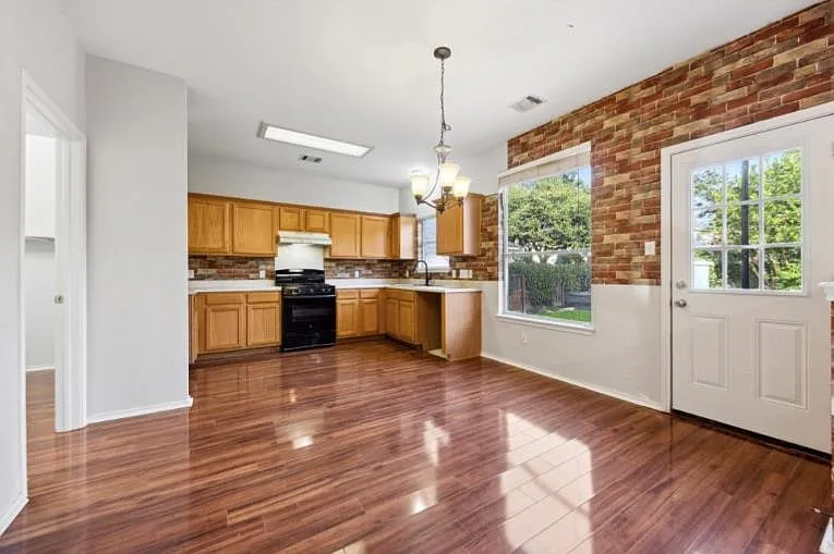 3 bed, 2.5 bath, 1960 sqft, $2,200 — Photo 4