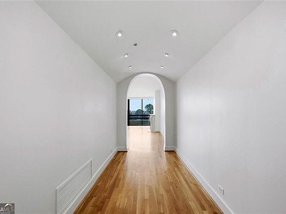 3rd image of 2660 Peachtree Rd NW APT 9G