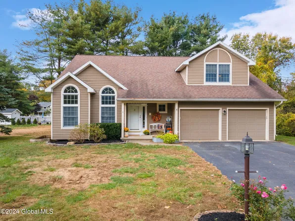4 W Sky Lane, Clifton Park, NY 12065