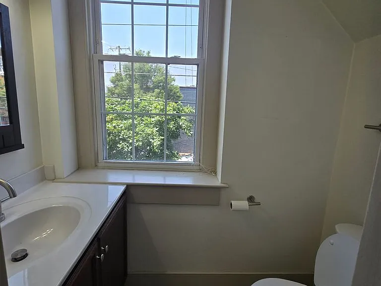 1901 E Franklin St — Photo 12