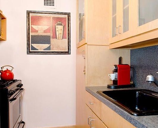 3rd image of 210 E 15th St APT 9D