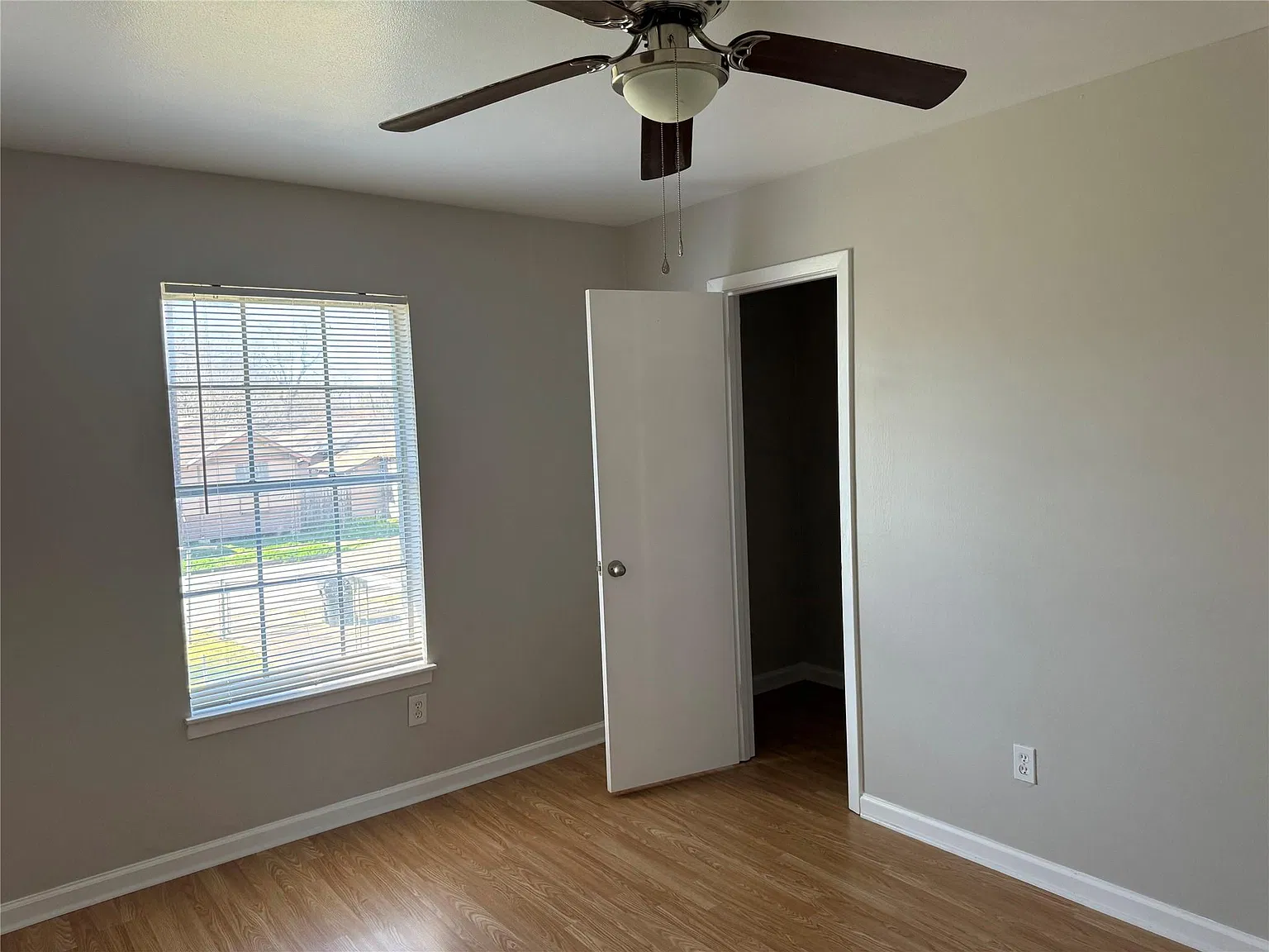 2 bed, 1.0 bath, 3456 sqft, $1,025 — Photo 3