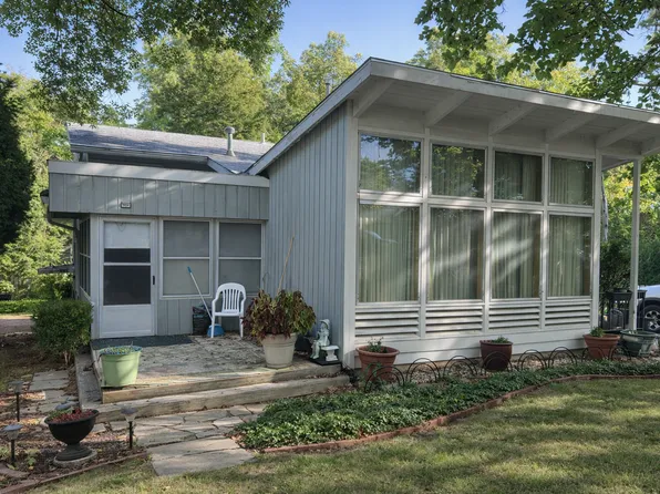 2020 Meadowmere Ct, Manhattan, KS 66502