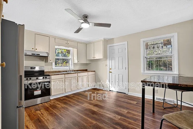 3 bed, 1.5 bath, 1200 sqft, $1,500 — Photo 3