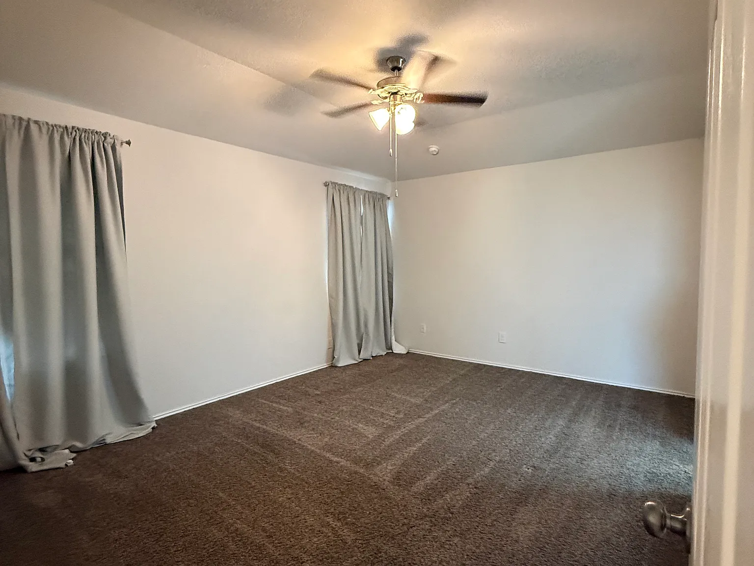 4 bed, 2206 sqft, $2,100 — Photo 2