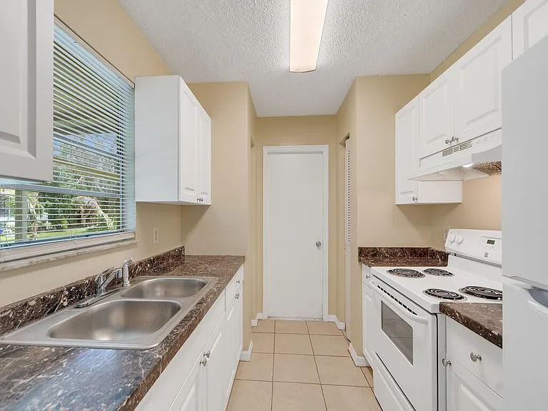 205 SW Voltair Ter — Photo 4