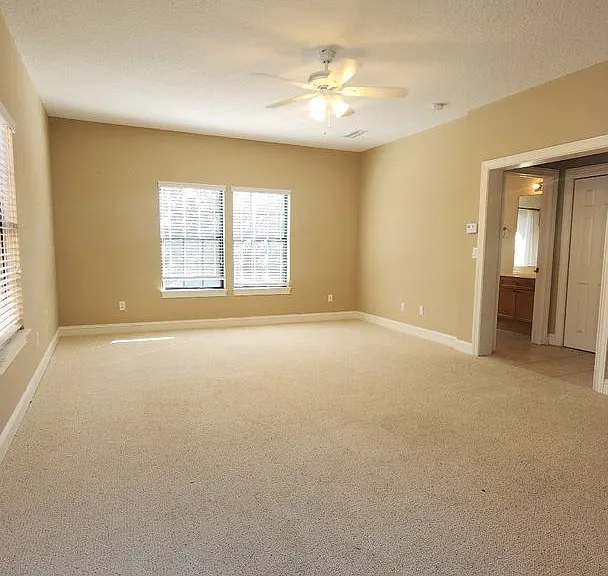 654 South Loop Pkwy — Photo 29
