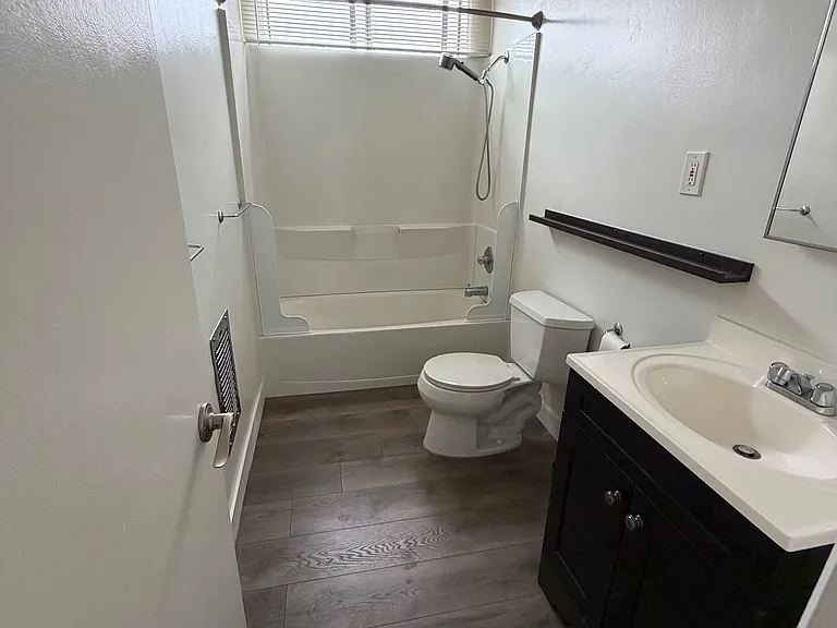 830 S Barrington Ave #6 — Photo 6