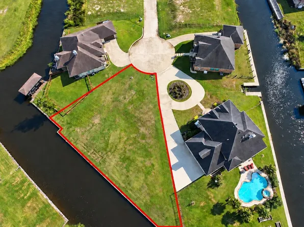 1205 Bourbon St, Bridge City, TX 77611