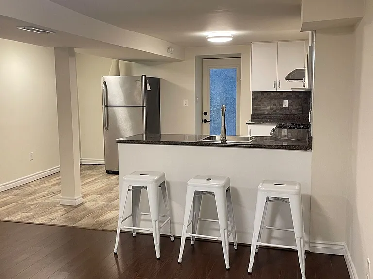 287 Palmerston Ave #LOWER — Photo 8