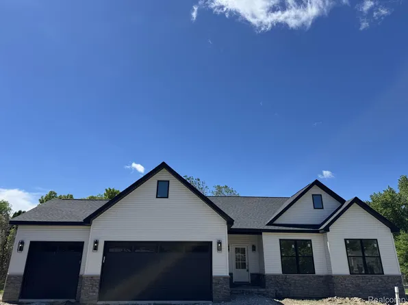 9355 Highland Dr, Grosse Ile, MI 48138