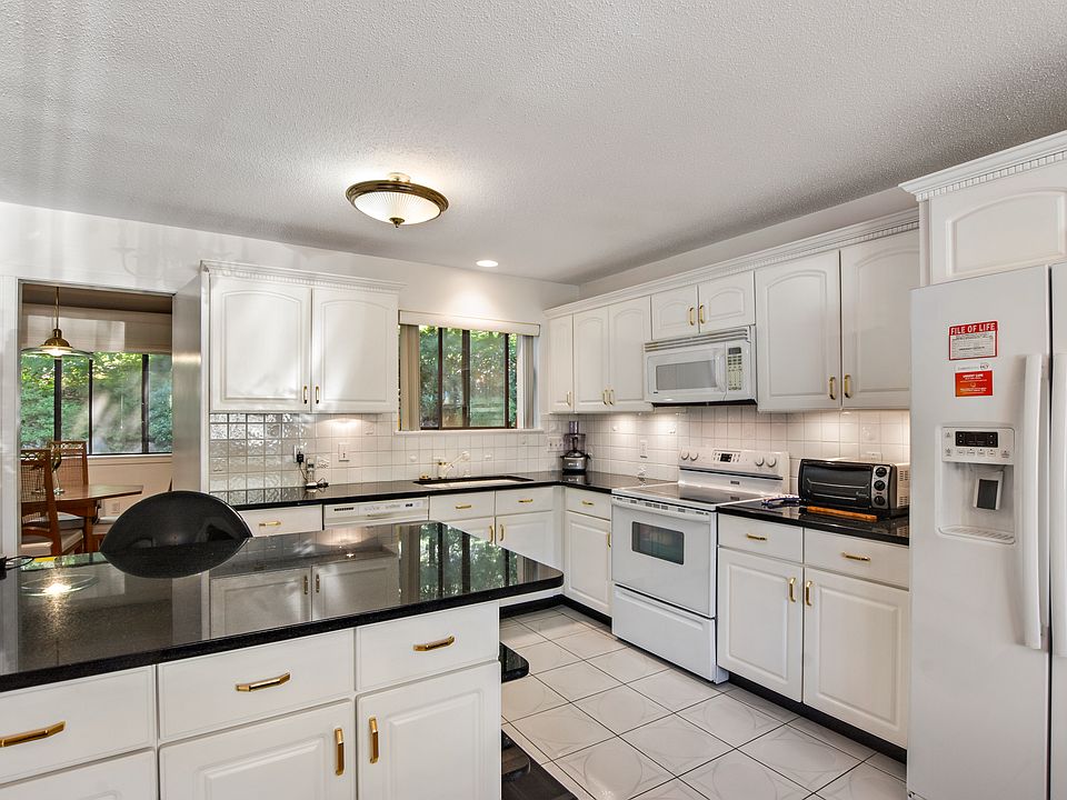Renovated eat-in-kitchen