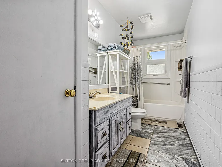 499 York St #UPPER — Photo 14