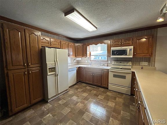 5th image of 802 N Poplar St