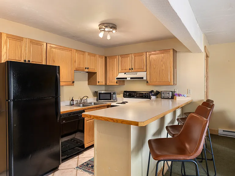 Kitchen | Refrigerator | Breakfast Bar