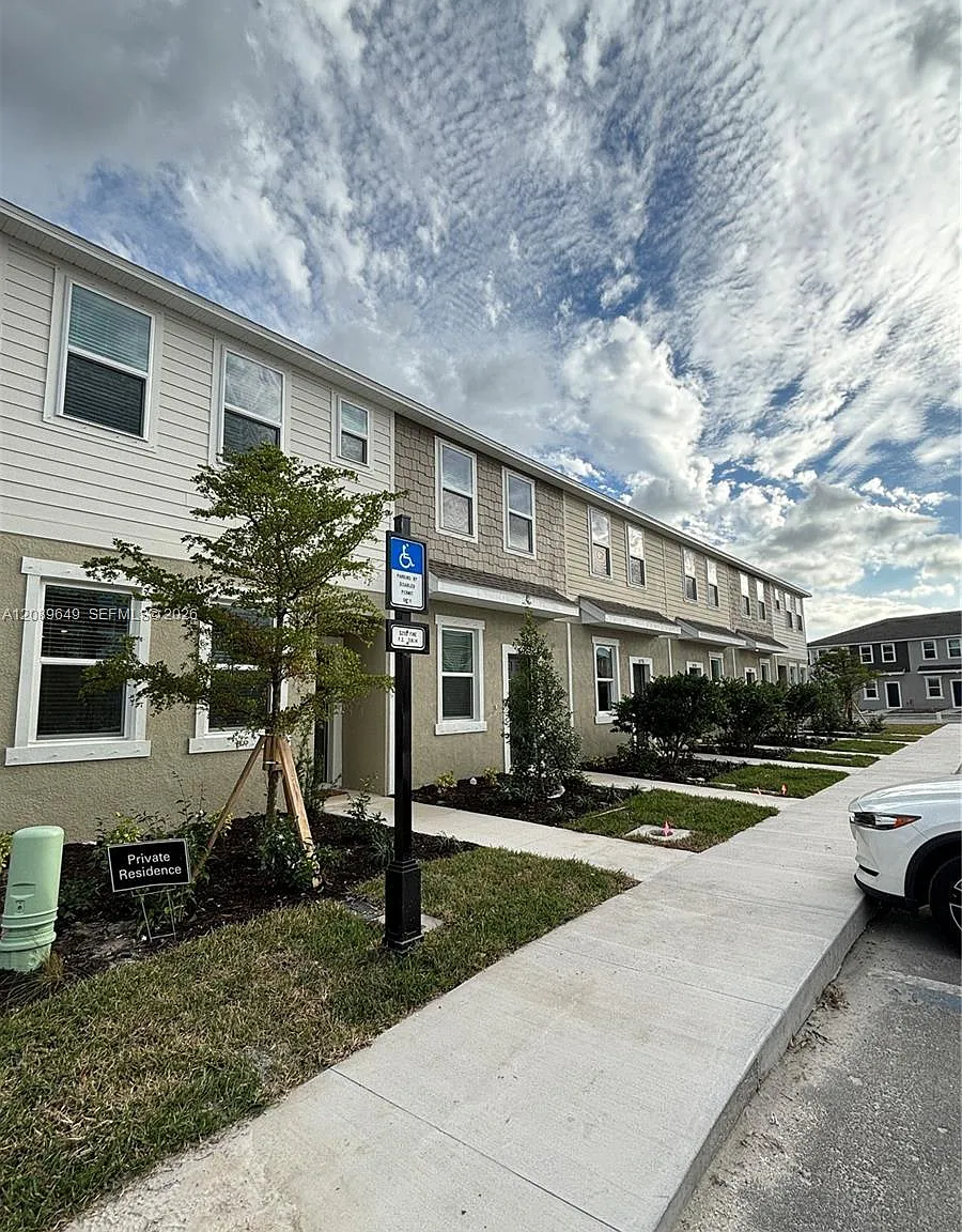 2 bed, 2.5 bath, $2,000 — Photo 1