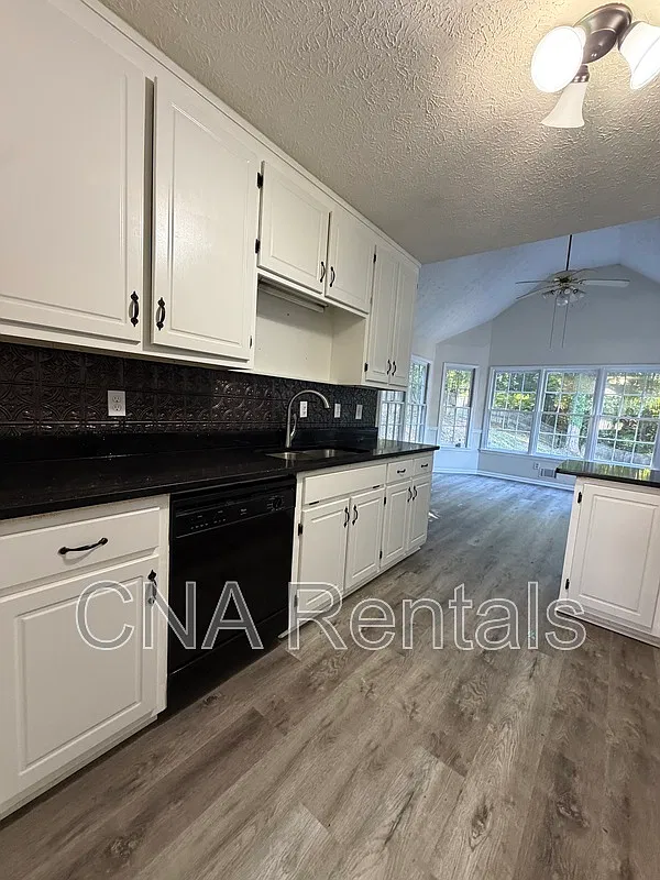 3 bed, 2.0 bath, 1875 sqft, $2,100 — Photo 4
