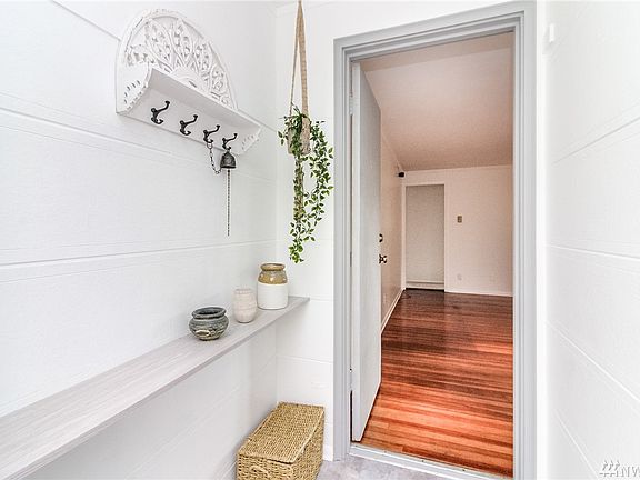 Nice entry way leading in to the living room. 
