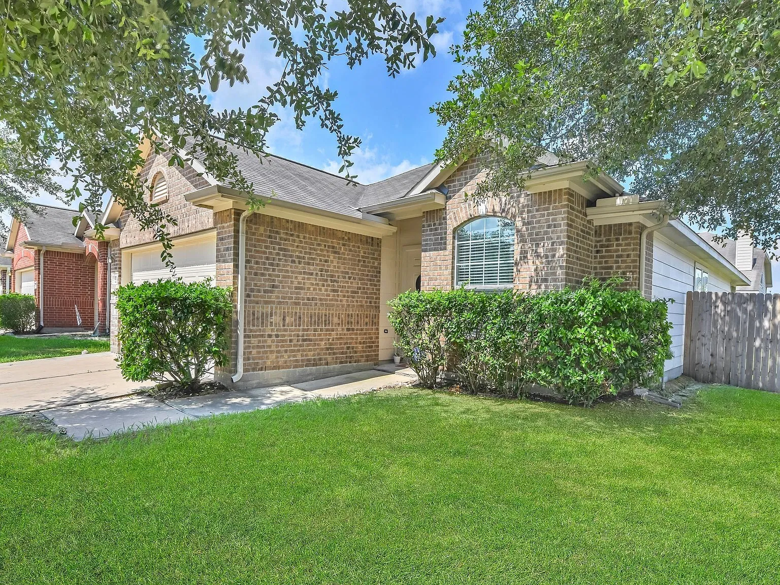 3 bed, 2.0 bath, 1642 sqft, $2,100 — Photo 2