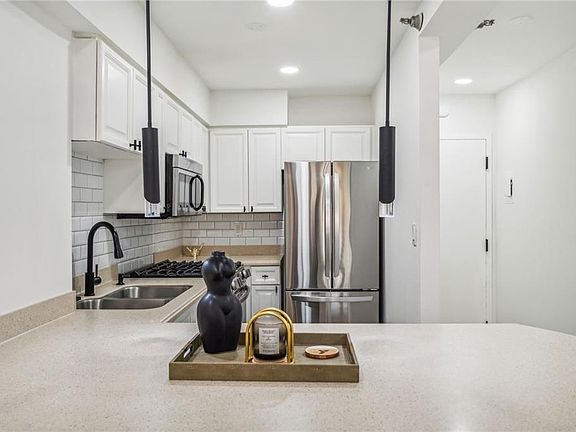 4th image of 2479 Peachtree Rd NE APT 612