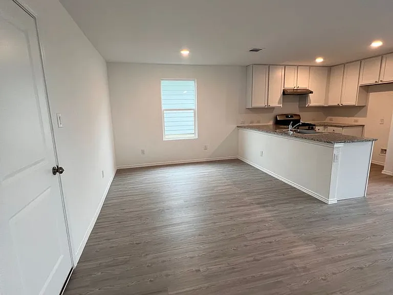 5466 Daphne Path — Photo 4