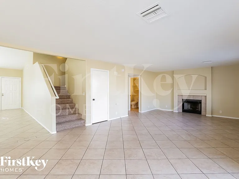 8736 W Tuckey Ln — Photo 4
