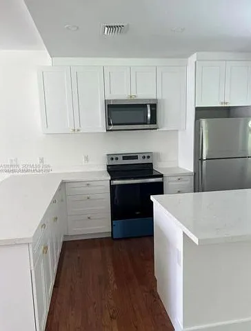 2250 SW 21st St — Photo 8