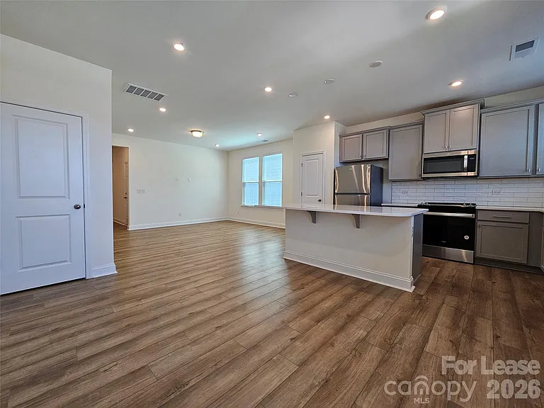 1027 S Point Rd — Photo 2