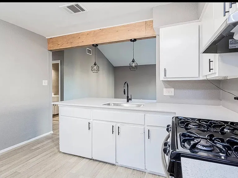 4900 E Stassney Ln — Photo 8