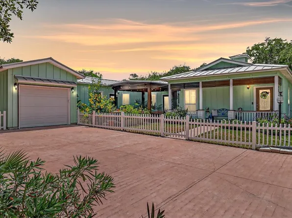 53 Old Cottage Beach Dr, Rockport, TX 78382