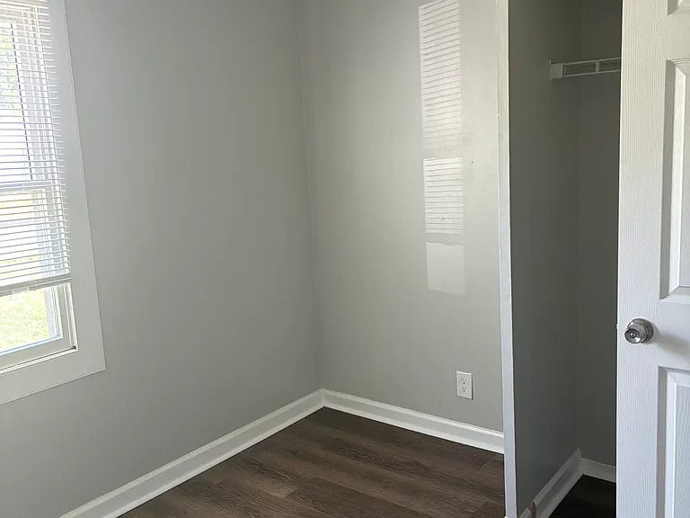 136 Flintstone Dr — Photo 2