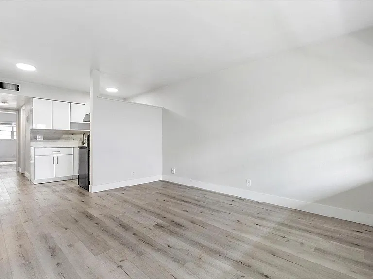 1638 Plunkett St #1 — Photo 3