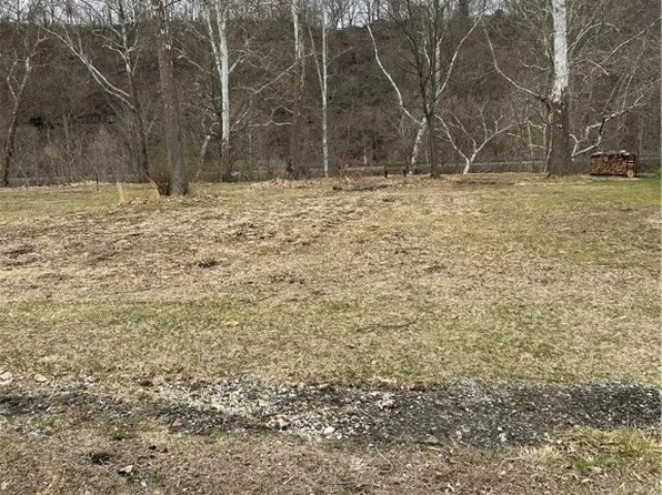 24 Martha Dr, Connellsville, PA 15425